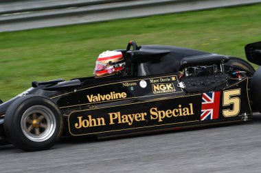 Scarperia, İtalya - 12 Ekim 2024: Lotus 78, yıl 1977 eski Gunnar Nilsson ve Mario Andretti Mugello Pisti 'ndeki tatbikat sırasında araçları bilinmiyor..