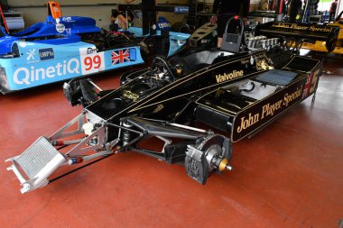 Scarperia, İtalya - 12 Ekim 2024: 1977 yılının 78 nolu Lotus Ayrıntıları eski Gunnar Nilsson ve Mario Andretti Mugello Pisti 'ndeki antrenman sırasında kutuda.