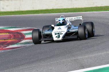 Scarperia, İtalya - 12 Ekim 2024: Williams FW08, 1982 ex Keke Rosberg Mugello Circuit 'te yapılan tatbikat sırasında kullanım dışı kaldı.