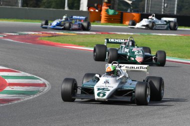 Scarperia, İtalya - 12 Ekim 2024: Williams FW08, 1982 ex Keke Rosberg Mugello Circuit 'te yapılan tatbikat sırasında kullanım dışı kaldı.