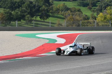 Scarperia, İtalya - 12 Ekim 2024: Williams FW08, 1982 ex Keke Rosberg Mugello Circuit 'te yapılan tatbikat sırasında kullanım dışı kaldı.