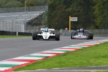 Scarperia, İtalya - 12 Ekim 2024: Williams FW08, 1982 ex Keke Rosberg Mugello Circuit 'te yapılan tatbikat sırasında kullanım dışı kaldı.