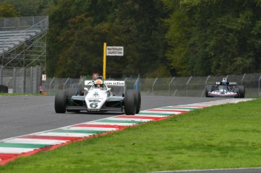 Scarperia, İtalya - 12 Ekim 2024: Williams FW08, 1982 ex Keke Rosberg Mugello Circuit 'te yapılan tatbikat sırasında kullanım dışı kaldı.
