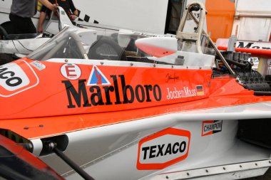 Scarperia, İtalya - 12 Ekim 2024: 1976 yılının McLaren M23 'ü eski Johen Mass ve James Hunt Mugello Pisti' ndeki antrenman sırasında locada..