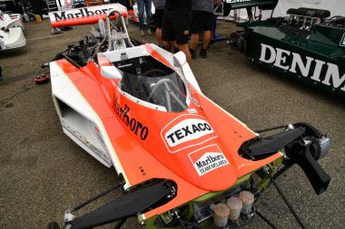 Scarperia, İtalya - 12 Ekim 2024: 1976 yılının McLaren M23 'ü eski Johen Mass ve James Hunt Mugello Pisti' ndeki antrenman sırasında locada..