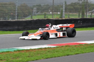 Scarperia, İtalya - 12 Ekim 2024: 1976 yılının McLaren M23 'ü eski Johen Mass ve James Hunt Mugello Pisti' ndeki tatbikat sırasında arabayla geçerken bilinmiyor..
