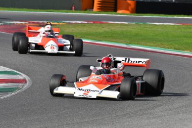 Scarperia, İtalya - 12 Ekim 2024: 1976 yılının McLaren M23 'ü eski Johen Mass ve James Hunt Mugello Pisti' ndeki tatbikat sırasında arabayla geçerken bilinmiyor..