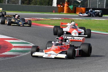 Scarperia, İtalya - 12 Ekim 2024: 1976 yılının McLaren M23 'ü eski Johen Mass ve James Hunt Mugello Pisti' ndeki tatbikat sırasında arabayla geçerken bilinmiyor..