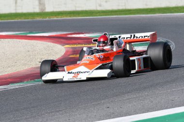 Scarperia, İtalya - 12 Ekim 2024: 1976 yılının McLaren M23 'ü eski Johen Mass ve James Hunt Mugello Pisti' ndeki tatbikat sırasında arabayla geçerken bilinmiyor..