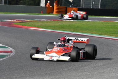 Scarperia, İtalya - 12 Ekim 2024: 1976 yılının McLaren M23 'ü eski Johen Mass ve James Hunt Mugello Pisti' ndeki tatbikat sırasında arabayla geçerken bilinmiyor..