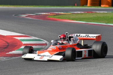 Scarperia, İtalya - 12 Ekim 2024: 1976 yılının McLaren M23 'ü eski Johen Mass ve James Hunt Mugello Pisti' ndeki tatbikat sırasında arabayla geçerken bilinmiyor..