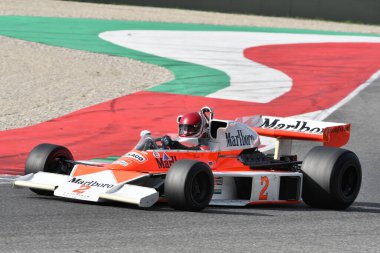 Scarperia, İtalya - 12 Ekim 2024: 1976 yılının McLaren M23 'ü eski Johen Mass ve James Hunt Mugello Pisti' ndeki tatbikat sırasında arabayla geçerken bilinmiyor..