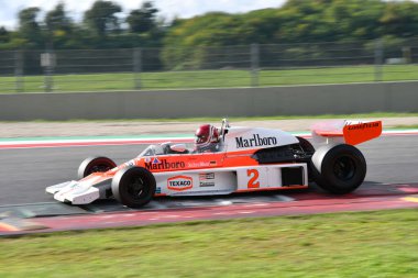 Scarperia, İtalya - 12 Ekim 2024: 1976 yılının McLaren M23 'ü eski Johen Mass ve James Hunt Mugello Pisti' ndeki tatbikat sırasında arabayla geçerken bilinmiyor..