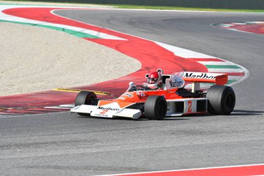 Scarperia, İtalya - 12 Ekim 2024: 1976 yılının McLaren M23 'ü eski Johen Mass ve James Hunt Mugello Pisti' ndeki tatbikat sırasında arabayla geçerken bilinmiyor..