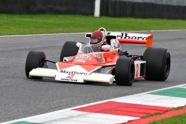 Scarperia, İtalya - 12 Ekim 2024: 1976 yılının McLaren M23 'ü eski Johen Mass ve James Hunt Mugello Pisti' ndeki tatbikat sırasında arabayla geçerken bilinmiyor..