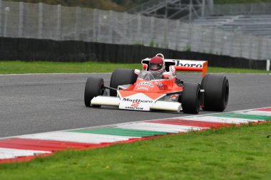 Scarperia, İtalya - 12 Ekim 2024: 1976 yılının McLaren M23 'ü eski Johen Mass ve James Hunt Mugello Pisti' ndeki tatbikat sırasında arabayla geçerken bilinmiyor..