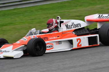 Scarperia, İtalya - 12 Ekim 2024: 1976 yılının McLaren M23 'ü eski Johen Mass ve James Hunt Mugello Pisti' ndeki tatbikat sırasında arabayla geçerken bilinmiyor..