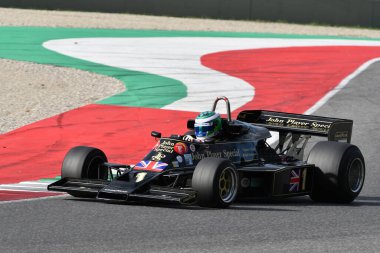 Scarperia, İtalya - 12 Ekim 2024: 1976 yılında Lotus 77 eski Gunnar Nilsson Mugello Pisti 'nde yapılan tatbikat sırasında araç kullanırken bilinmiyor.