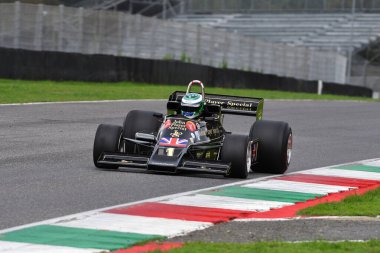 Scarperia, İtalya - 12 Ekim 2024: 1976 yılında Lotus 77 eski Gunnar Nilsson Mugello Pisti 'nde yapılan tatbikat sırasında araç kullanırken bilinmiyor.