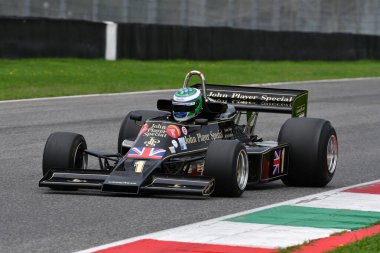 Scarperia, İtalya - 12 Ekim 2024: 1976 yılında Lotus 77 eski Gunnar Nilsson Mugello Pisti 'nde yapılan tatbikat sırasında araç kullanırken bilinmiyor.