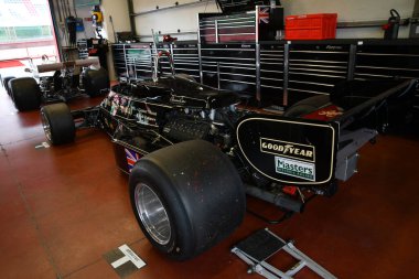 Scarperia, İtalya - 12 Ekim 2024: 1976 yılında Lotus 77 'nin ayrıntıları eski Gunnar Nilsson Mugello Pisti' ndeki antrenman sırasında kutuda.