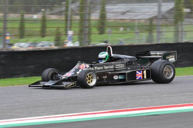 Scarperia, İtalya - 12 Ekim 2024: 1976 yılında Lotus 77 eski Gunnar Nilsson Mugello Pisti 'nde yapılan tatbikat sırasında araç kullanırken bilinmiyor.