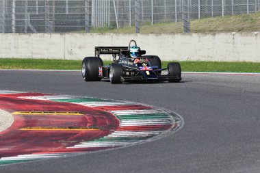 Scarperia, İtalya - 12 Ekim 2024: 1976 yılında Lotus 77 eski Gunnar Nilsson Mugello Pisti 'nde yapılan tatbikat sırasında araç kullanırken bilinmiyor.