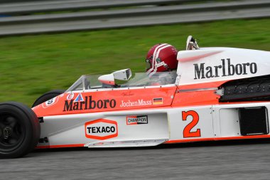 Scarperia, İtalya - 12 Ekim 2024: 1976 yılının McLaren M23 'ü eski Johen Mass ve James Hunt Mugello Pisti' ndeki tatbikat sırasında arabayla geçerken bilinmiyor..