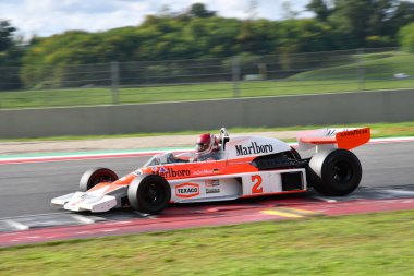 Scarperia, İtalya - 12 Ekim 2024: 1976 yılının McLaren M23 'ü eski Johen Mass ve James Hunt Mugello Pisti' ndeki tatbikat sırasında arabayla geçerken bilinmiyor..
