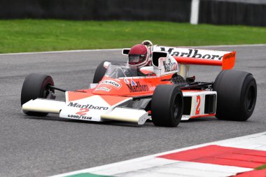 Scarperia, İtalya - 12 Ekim 2024: 1976 yılının McLaren M23 'ü eski Johen Mass ve James Hunt Mugello Pisti' ndeki tatbikat sırasında arabayla geçerken bilinmiyor..
