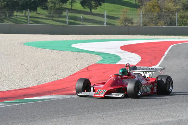 Scarperia, İtalya - 12 Ekim 2024: Asteğmen N179, 1979 eski Derek Daly Mugello Circuit 'teki uygulama oturumunda araçla geçti..