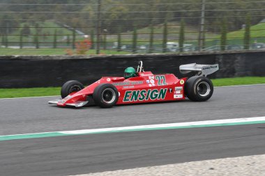 Scarperia, İtalya - 12 Ekim 2024: Asteğmen N179, 1979 eski Derek Daly Mugello Circuit 'teki uygulama oturumunda araçla geçti..
