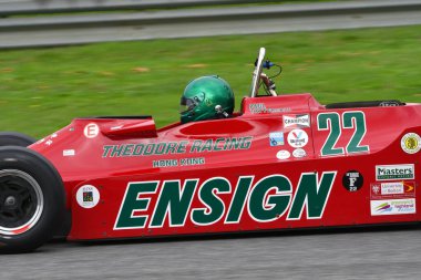 Scarperia, İtalya - 12 Ekim 2024: Asteğmen N179, 1979 eski Derek Daly Mugello Circuit 'teki uygulama oturumunda araçla geçti..