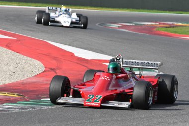 Scarperia, İtalya - 12 Ekim 2024: Asteğmen N179, 1979 eski Derek Daly Mugello Circuit 'teki uygulama oturumunda araçla geçti..