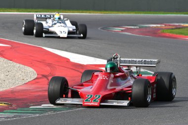 Scarperia, İtalya - 12 Ekim 2024: Asteğmen N179, 1979 eski Derek Daly Mugello Circuit 'teki uygulama oturumunda araçla geçti..