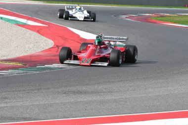 Scarperia, İtalya - 12 Ekim 2024: Asteğmen N179, 1979 eski Derek Daly Mugello Circuit 'teki uygulama oturumunda araçla geçti..