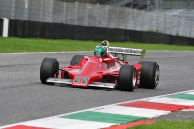 Scarperia, İtalya - 12 Ekim 2024: Asteğmen N179, 1979 eski Derek Daly Mugello Circuit 'teki uygulama oturumunda araçla geçti..