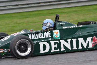 Scarperia, İtalya - 12 Ekim 2024: Tyrrell 011 of year 1982 ex Michele Alboreto Mugello Circuit 'teki uygulama oturumunda araç sürerken bilinmiyor.