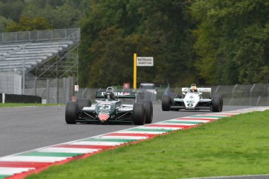 Scarperia, İtalya - 12 Ekim 2024: Tyrrell 011 of year 1982 ex Michele Alboreto Mugello Circuit 'teki uygulama oturumunda araç sürerken bilinmiyor.