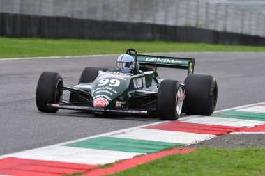 Scarperia, İtalya - 12 Ekim 2024: Tyrrell 011 of year 1982 ex Michele Alboreto Mugello Circuit 'teki uygulama oturumunda araç sürerken bilinmiyor.