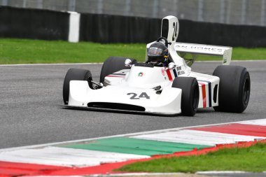 Scarperia, İtalya - 12 Ekim 2024: Hesketh 308, 1973 eski James Hunt Mugello Circuit 'teki antrenman oturumunda araçla geçti..