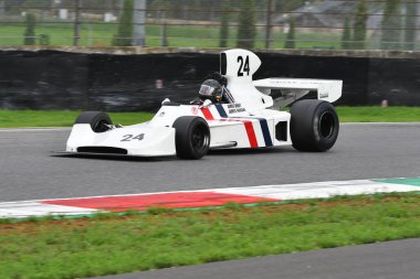 Scarperia, İtalya - 12 Ekim 2024: Hesketh 308, 1973 eski James Hunt Mugello Circuit 'teki antrenman oturumunda araçla geçti..
