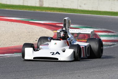 Scarperia, İtalya - 12 Ekim 2024: Hesketh 308, 1973 eski James Hunt Mugello Circuit 'teki antrenman oturumunda araçla geçti..