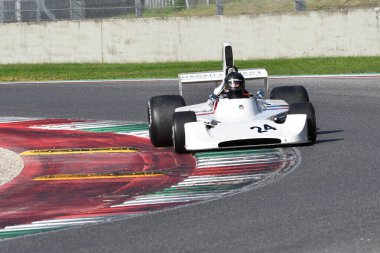 Scarperia, İtalya - 12 Ekim 2024: Hesketh 308, 1973 eski James Hunt Mugello Circuit 'teki antrenman oturumunda araçla geçti..
