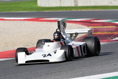 Scarperia, İtalya - 12 Ekim 2024: Hesketh 308, 1973 eski James Hunt Mugello Circuit 'teki antrenman oturumunda araçla geçti..