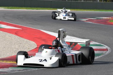 Scarperia, İtalya - 12 Ekim 2024: Hesketh 308, 1973 eski James Hunt Mugello Circuit 'teki antrenman oturumunda araçla geçti..