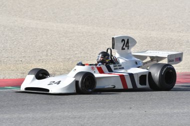 Scarperia, İtalya - 12 Ekim 2024: Hesketh 308, 1973 eski James Hunt Mugello Circuit 'teki antrenman oturumunda araçla geçti..
