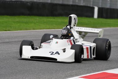 Scarperia, İtalya - 12 Ekim 2024: Hesketh 308, 1973 eski James Hunt Mugello Circuit 'teki antrenman oturumunda araçla geçti..