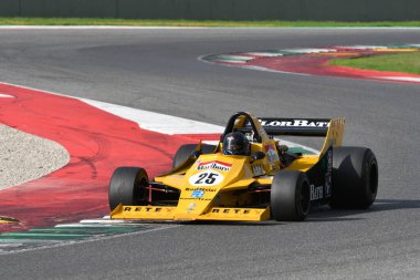 Scarperia, İtalya - 12 Ekim 2024: 1979 yılında Merzario F1A3 Mugello Circuit 'te yapılan tatbikat sırasında bilinmeyen bir hareket.