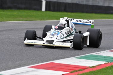 Scarperia, İtalya - 12 Ekim 2024: Williams FW06, 1978 eski Alan Jones Mugello Circuit 'teki tatbikat sırasında araç kullanırken bilinmiyor..